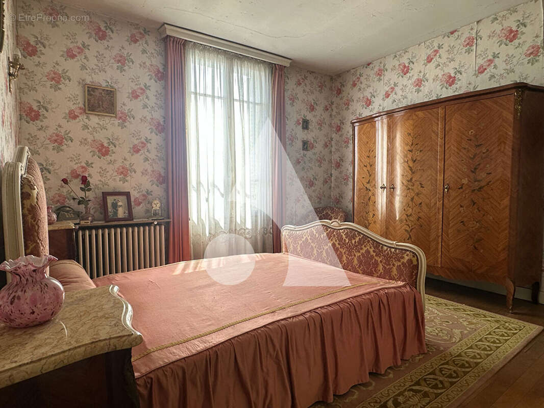 Maison meulière de 98m² avec dépendance de 160 m²  sur 1 126 m² de terrain - photo 8