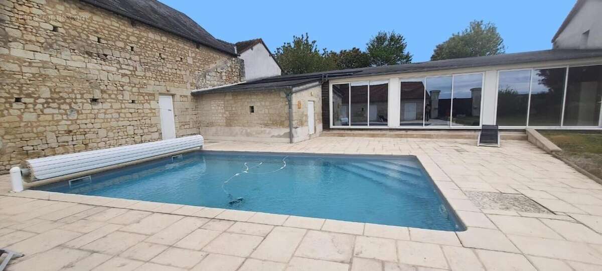 Maison 156 m² à Antran  - photo 2