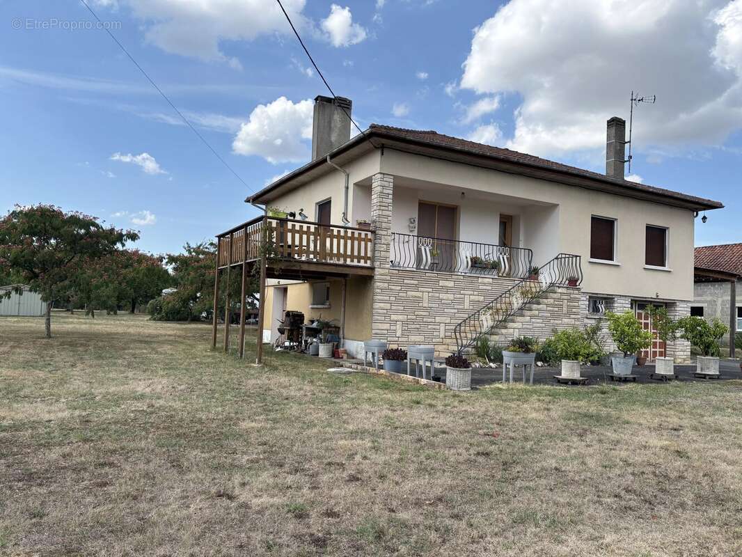 Maison familiale située à proximité d'un village prisé en bord de rivière. - photo 16