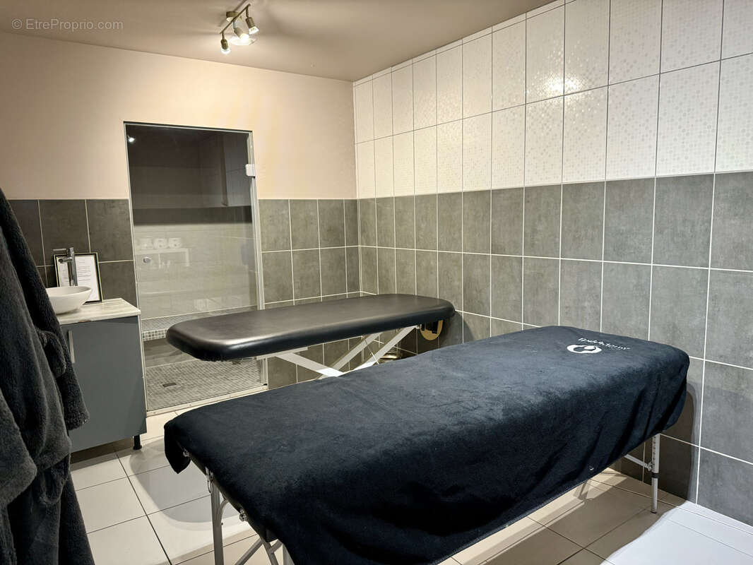 Commerce à LA ROQUE-D'ANTHERON