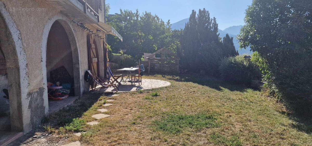 Dans quartier résidentiel avec une vue lac et montagne, grande villa composée de 3 appartements - photo 8