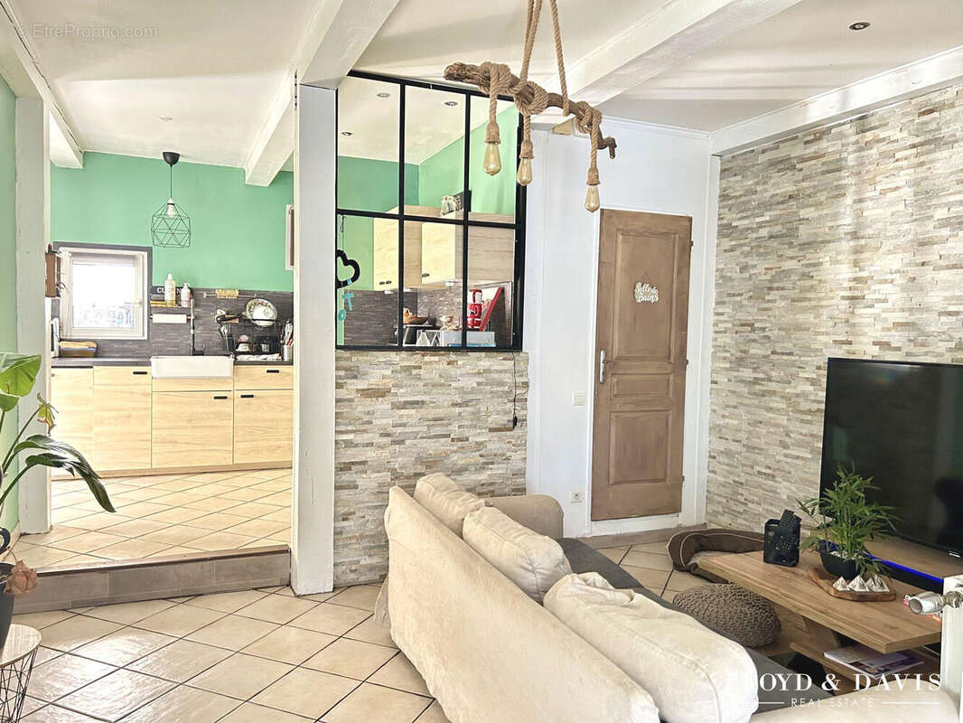SEJOUR AVEC CUISINE SEMI-OUVERTE - Maison à FOS-SUR-MER