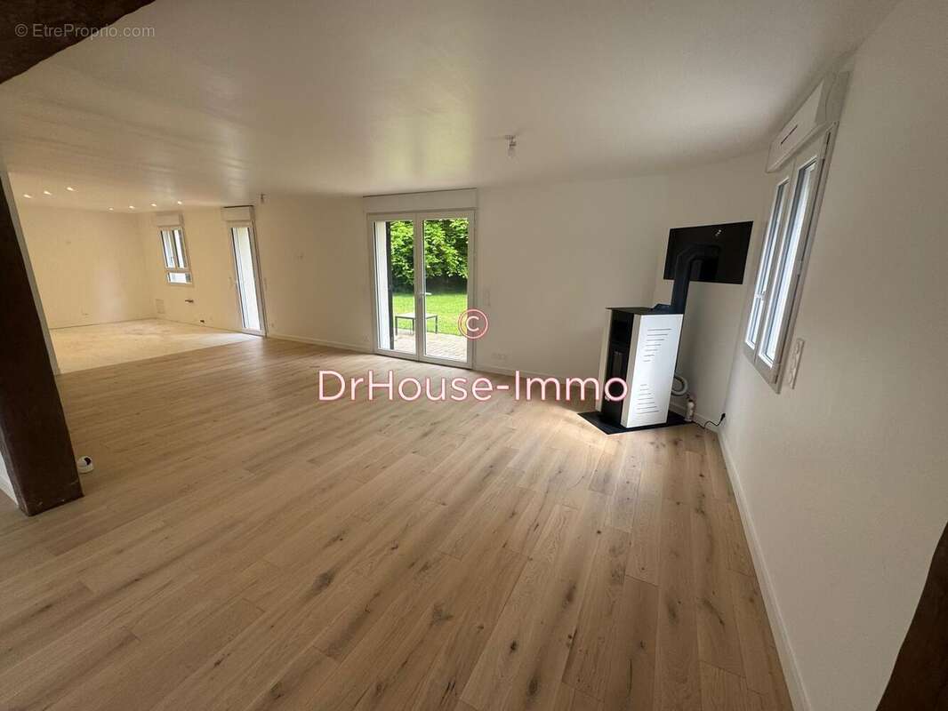 Maison à LE MESNIL-SAINT-DENIS