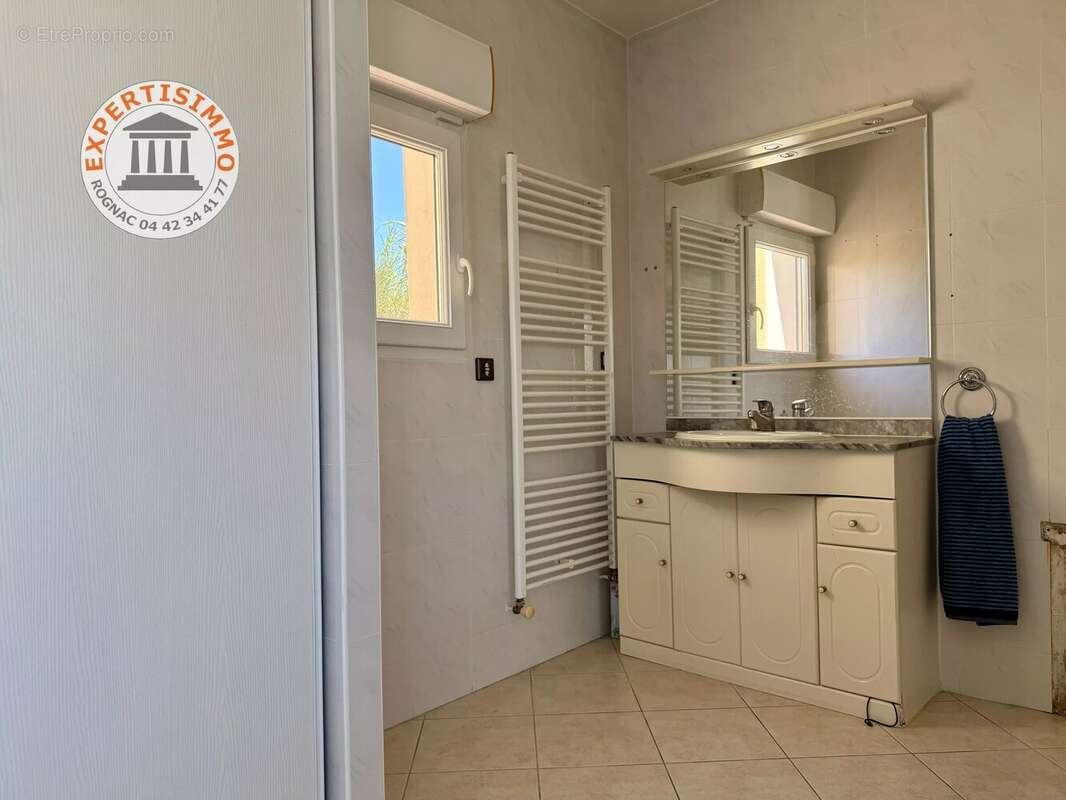 Saint esteve - plain-pied familial d'environ 150 m² – piscine – double garage – terrain de 682 m² - photo 10