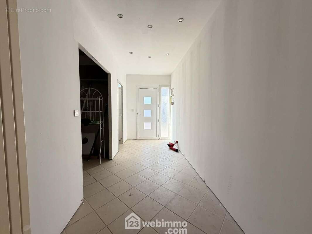 Une vaste entrée distribue ... - Maison à CRECY-SUR-SERRE