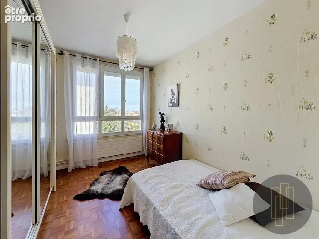 Villefranche - T4 -  85 m² avec balcon, séchoir, cave et parking - photo 7