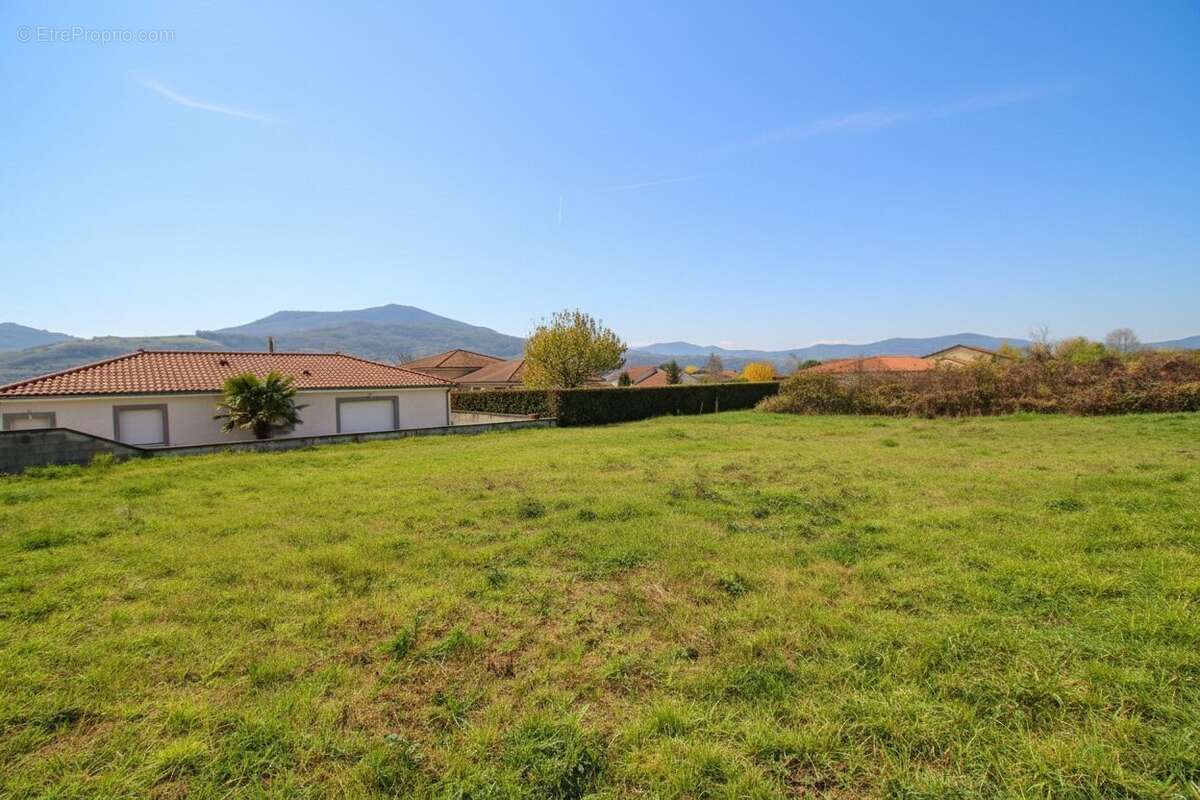 Terrain 859 m² à Les Martres-De-Veyre  - photo 2