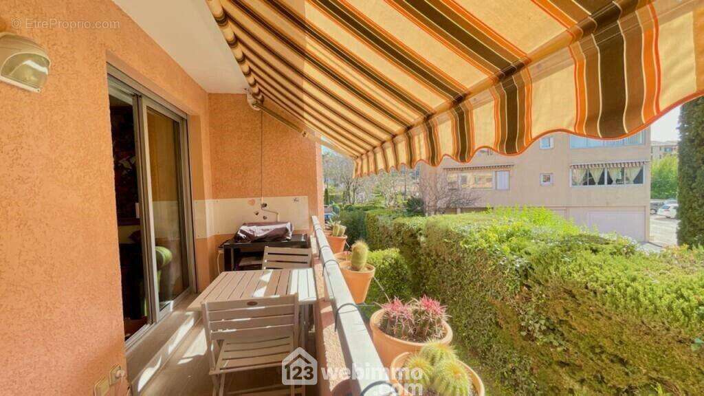 Profitez d?une terrasse fonctionnelle et ensoleillée avec store banne. - Appartement à SAINTE-MAXIME