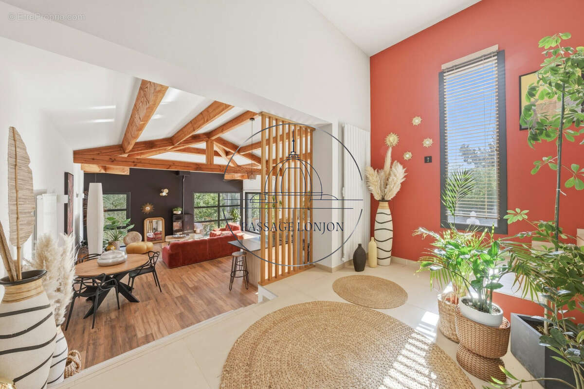 Maison à SAINT-CLEMENT-DE-RIVIERE