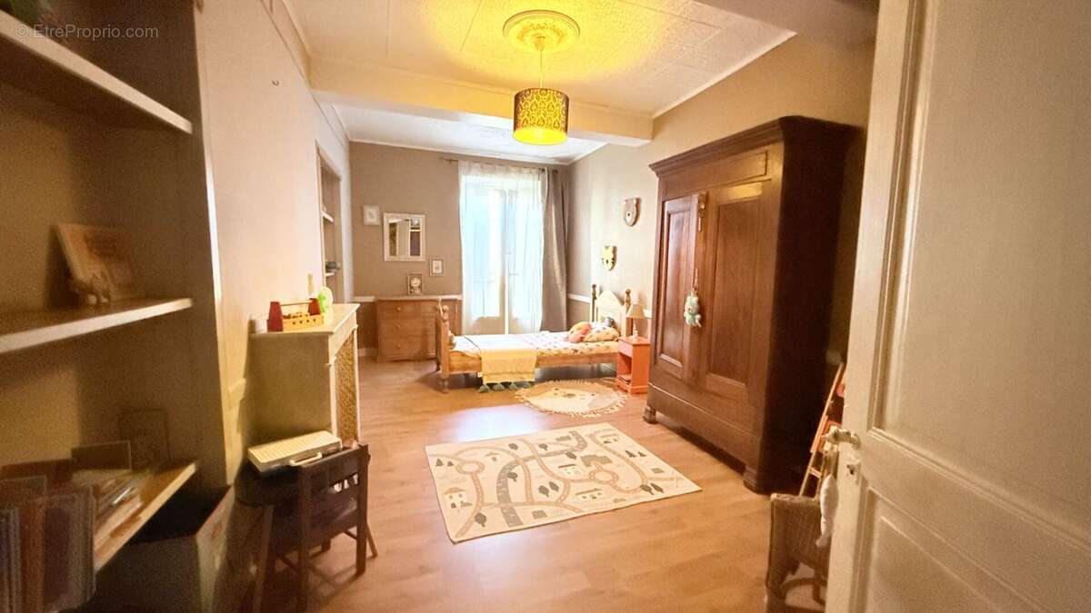 Demeure de caractère en pierres ! 320 m² habitables avec piscine sur une parcelle totale de 517m²+ Appartement T3 indépendant lo - photo 12