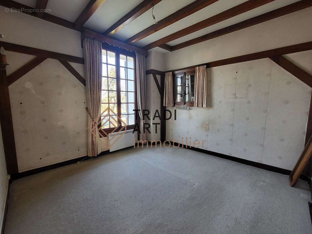 Maison à SAINTE-GENEVIEVE-DES-BOIS