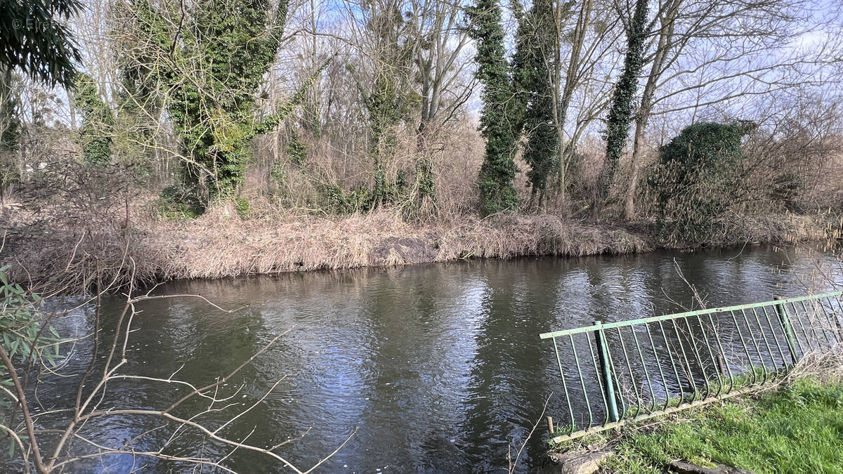 Terrain à VAYRES-SUR-ESSONNE