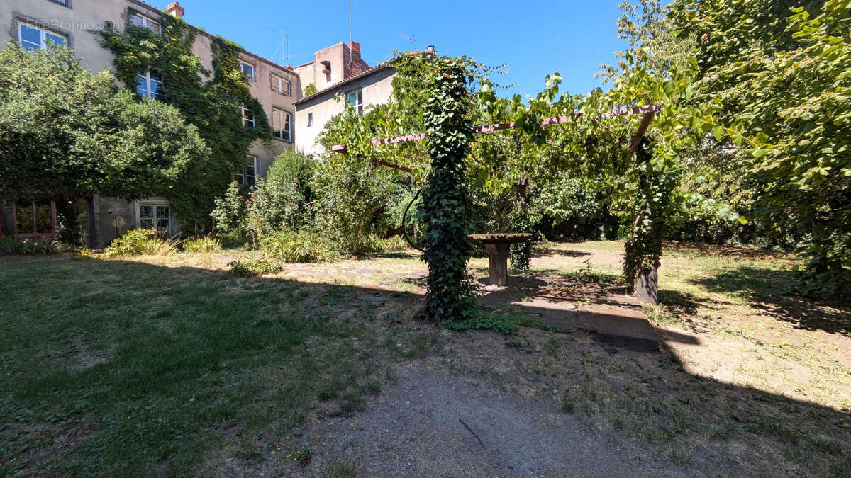 Jolie et grande propriété sur RIOM - photo 2