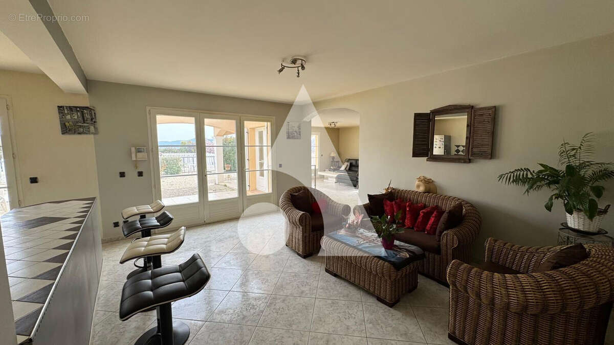 Pertuis - Villa individuelle de 147 m2 sur 1 800 m2 terrain - Piscine-Garages - photo 6
