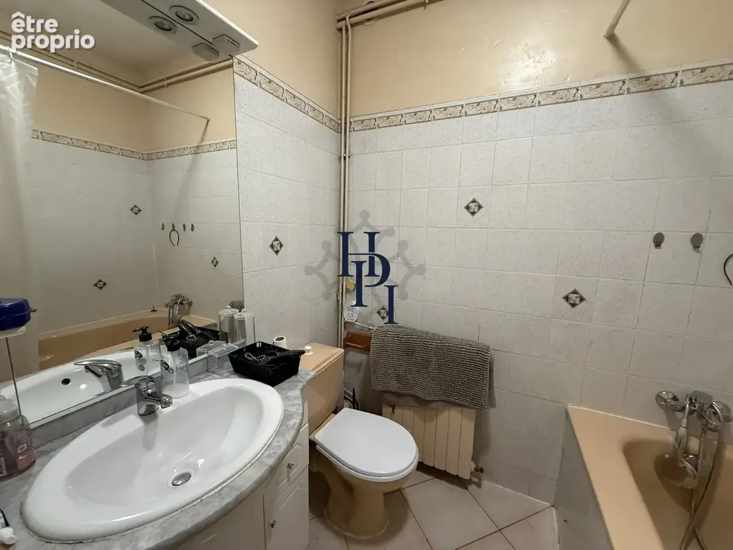 VENTE Appartement avec balcon, cave et grenier, centre-ville, Saint-Affrique - photo 9