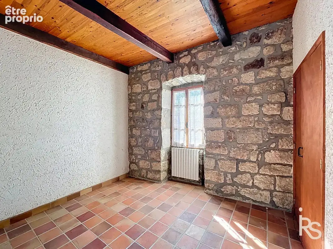 Un ensemble de deux maisons en pierre A RENOVER de 221 m2, 8,78 ha de terrain dont 3440 m2 proche. - photo 11