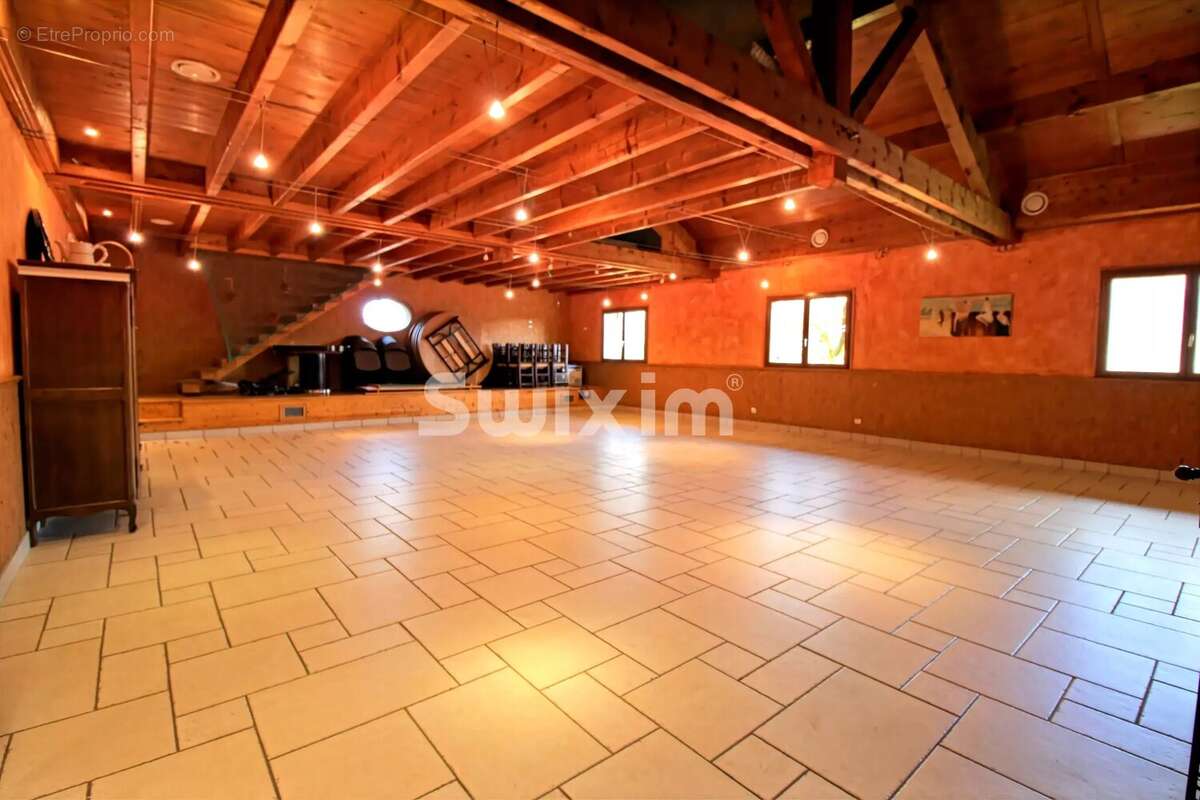 Maison avec deux appartements, salle polyvalente et plus d'un hectare de terrain : un lieu de vie aux multiples possibilités - photo 2