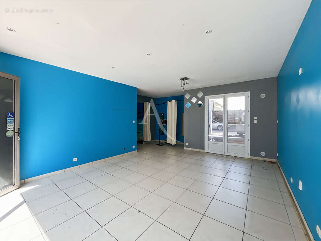 Ensemble immobilier avec local commercial en RDJ et T2 mezzanine à l'étage - photo 3