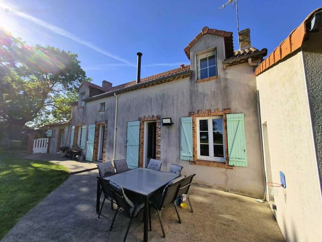 Maison à SAINT-GEORGES-DES-GARDES