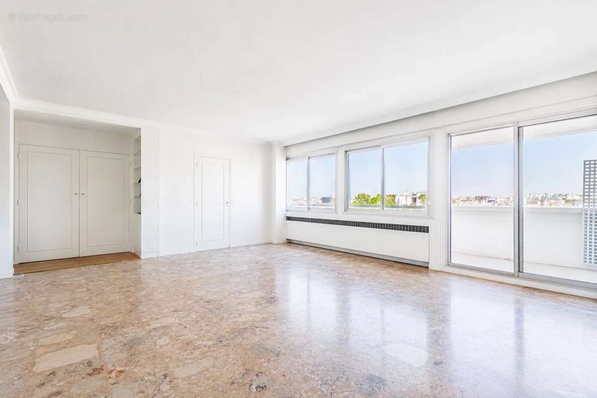 Vue sur la tour Eiffel et terrasse pour cet appartement de 73m². - photo 5
