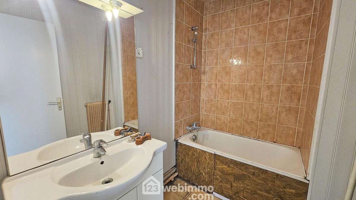Une salle de bain de 4 m² à rafraîchir. - Maison à MALESHERBES