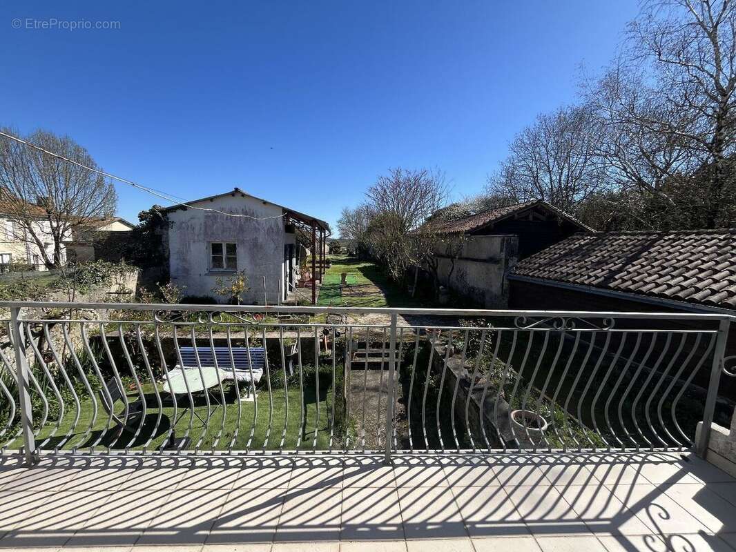 Maison à BORS(CANTON DE MONTMOREAU-SAINT-CYBARD)