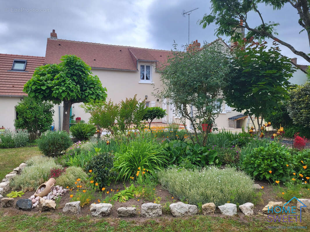 Maison à SAINT-DENIS-DE-L'HOTEL