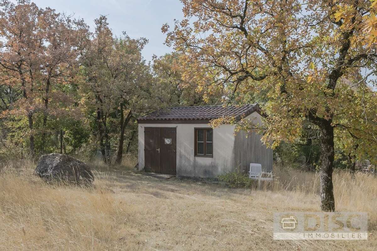Maison de plain-pied avec grand jardin et garage. - photo 8