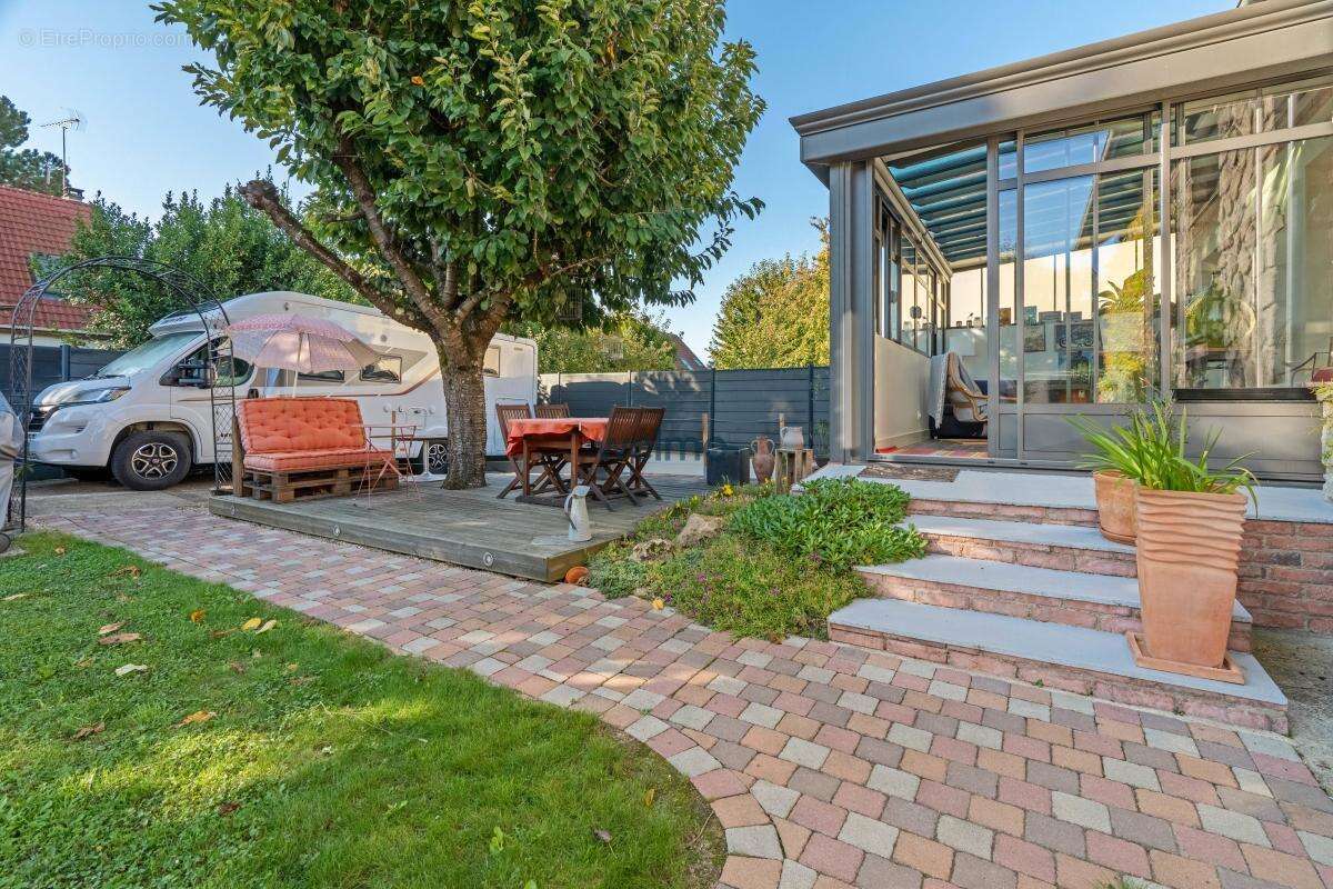 Maison à MAURECOURT