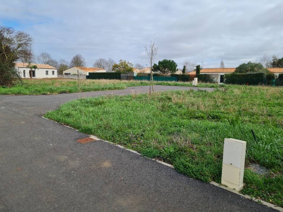 Terrain à PISANY