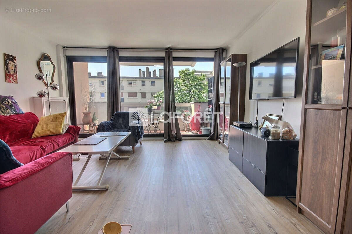 Appartement à COURBEVOIE