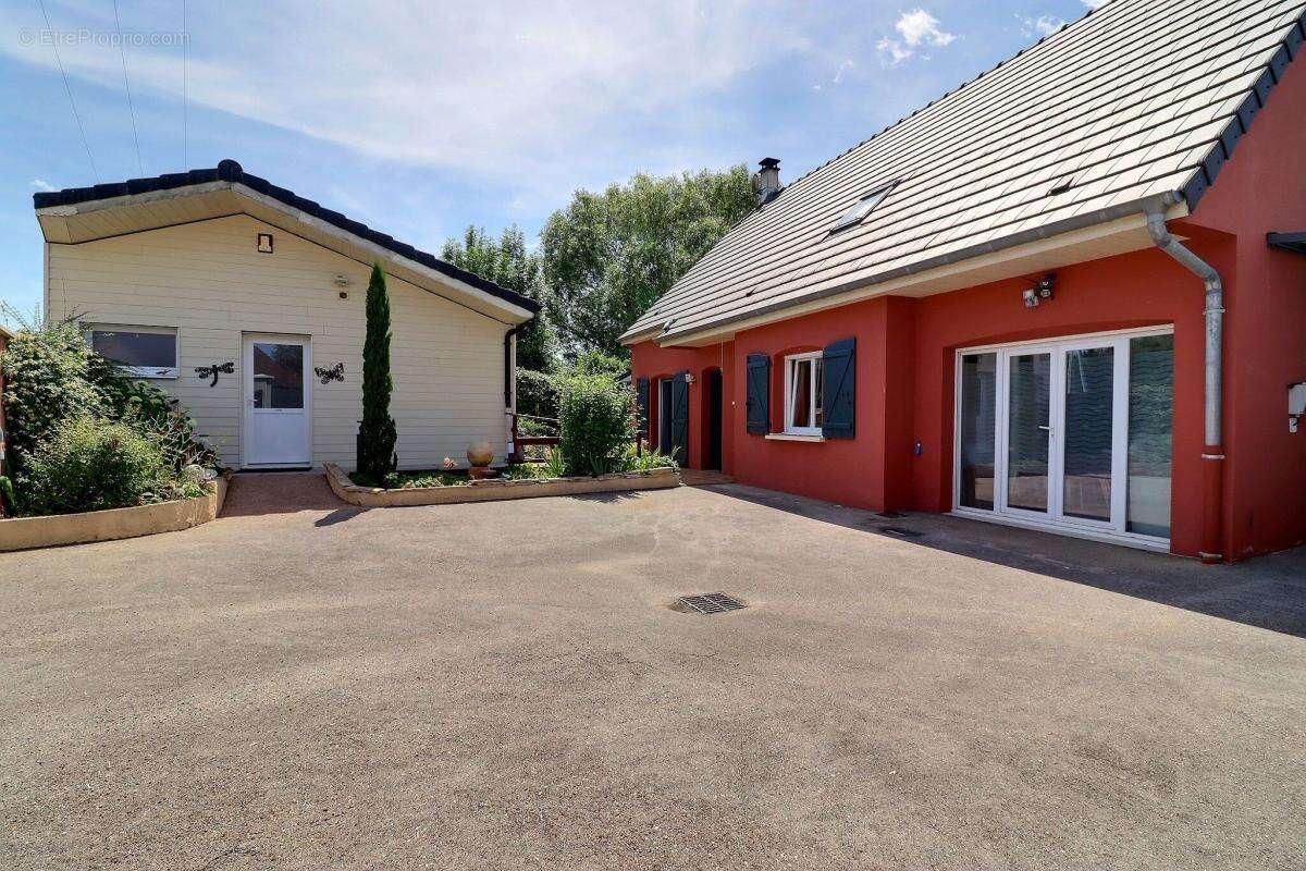 Maison familiale de 154 m² bénéficiant d'une construction indépendante de 53 m², piscine chauffée et multiples possibilités - photo 3