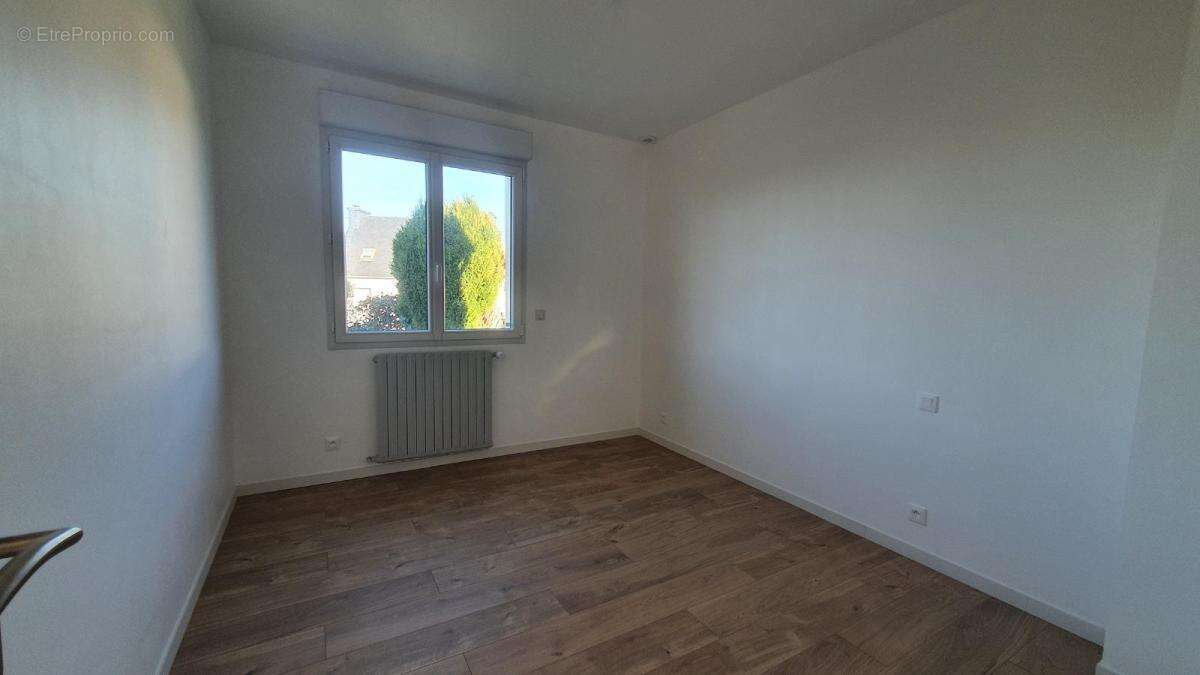 Maison à CHATEAUNEUF-DU-FAOU