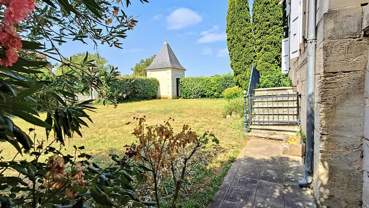 Propriété de caractère   Maison bourgeoise en pierre, dépendances et 2,5 hectares de terrain - photo 2