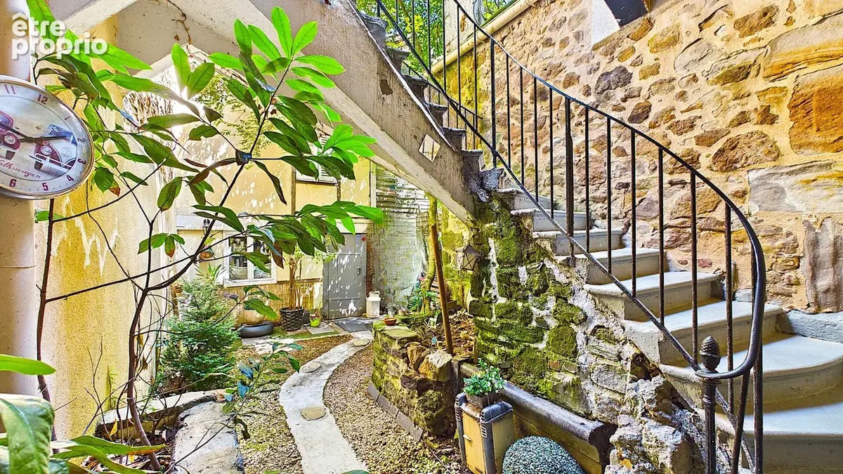 Maison de ville en pierre 140 m² avec cour intimiste, terrasse 26 m² et stationnement couvert - photo 2