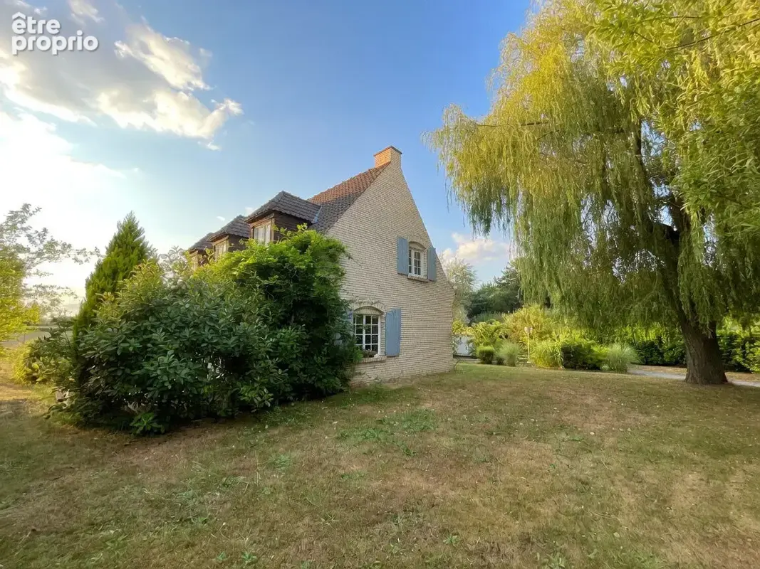 Maison individuelle - grand terrain - 5 chambres dont une au rez-de-chaussée - garages - stationnement - photo 3