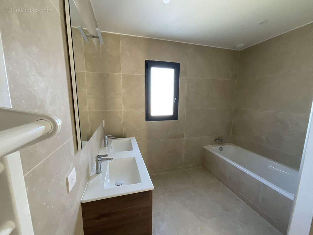 Maison à LE PUY-SAINTE-REPARADE