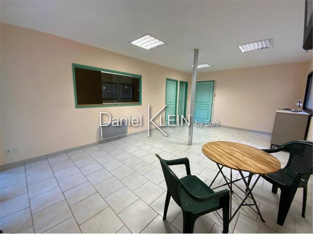 Photo 1 - Commerce à TOURRETTES