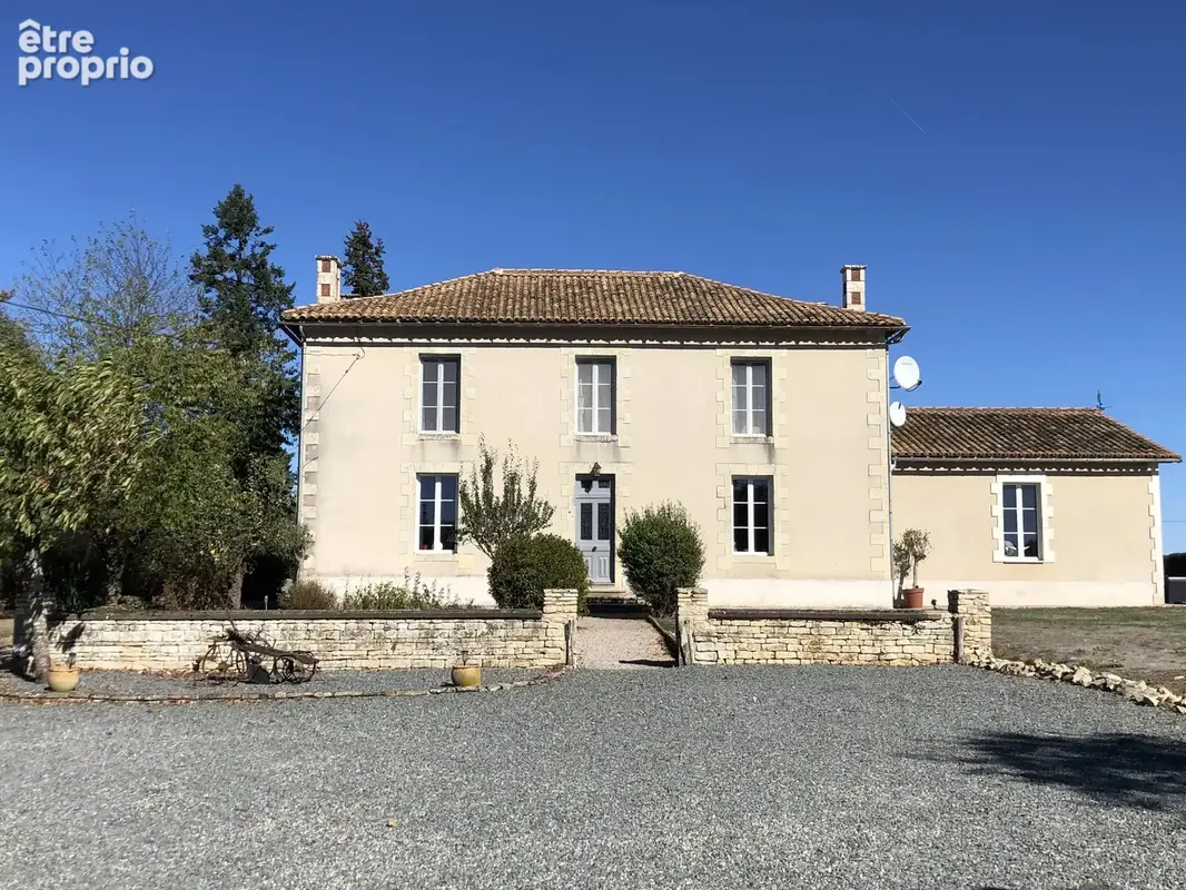 Photo Maison à Saint-Coutant au prix de 381 600€