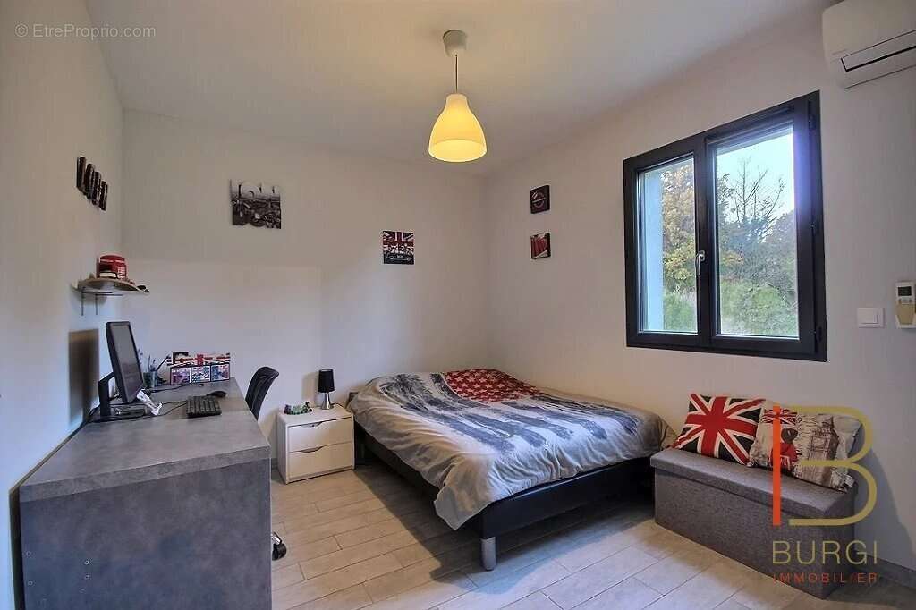 Maison à ROQUEBRUNE-SUR-ARGENS