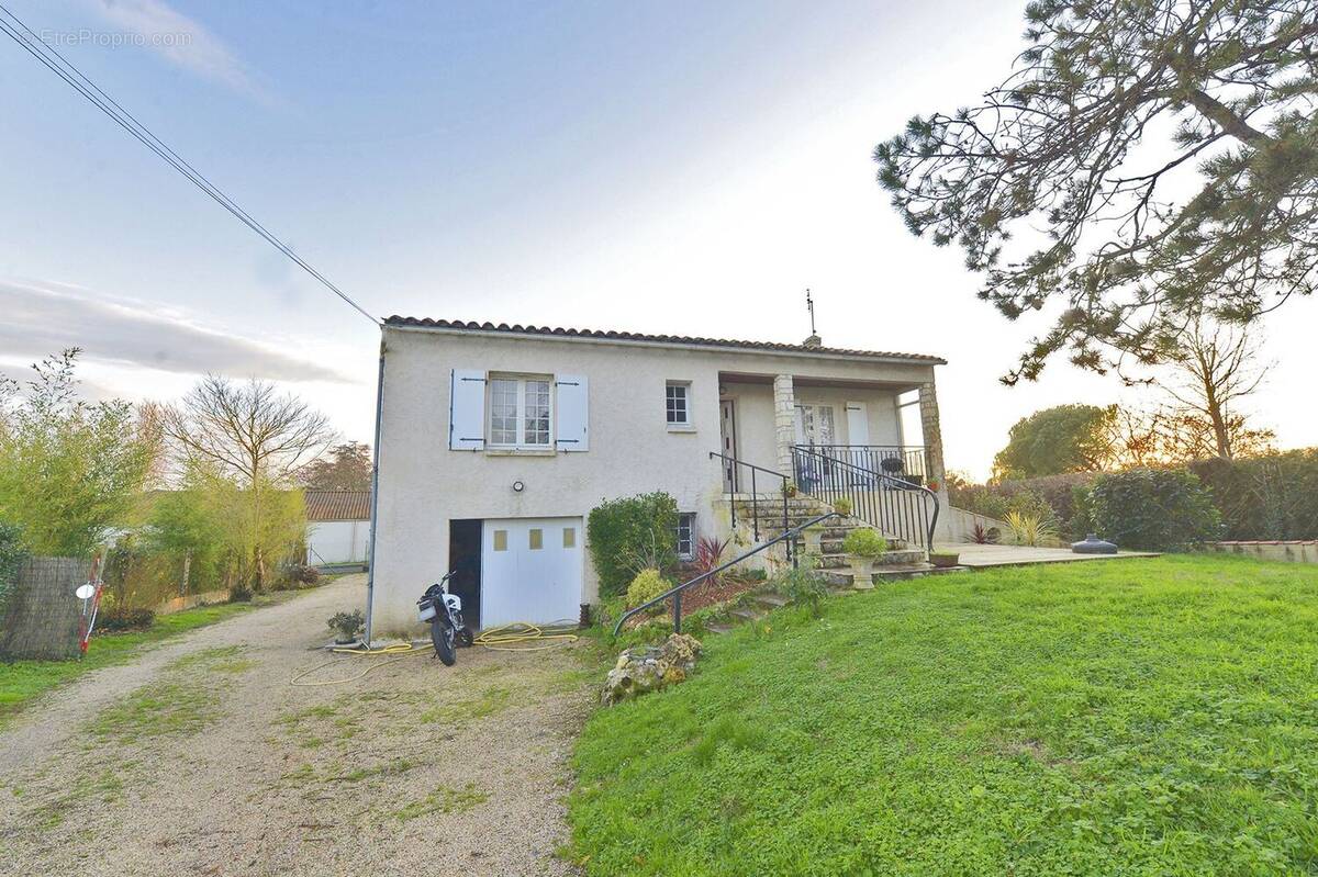 Maison à COZES