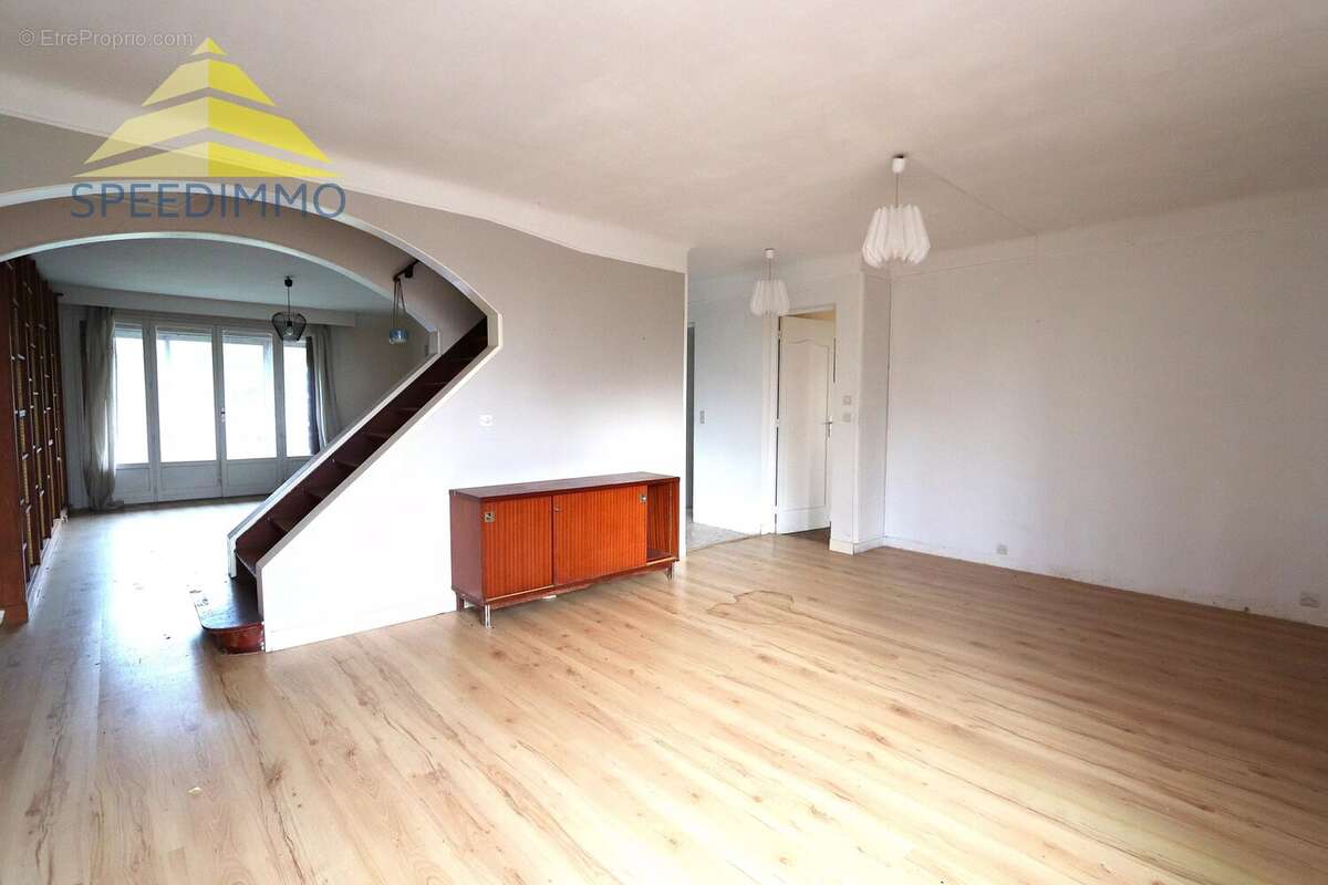 Maison à MANDRES-LES-ROSES