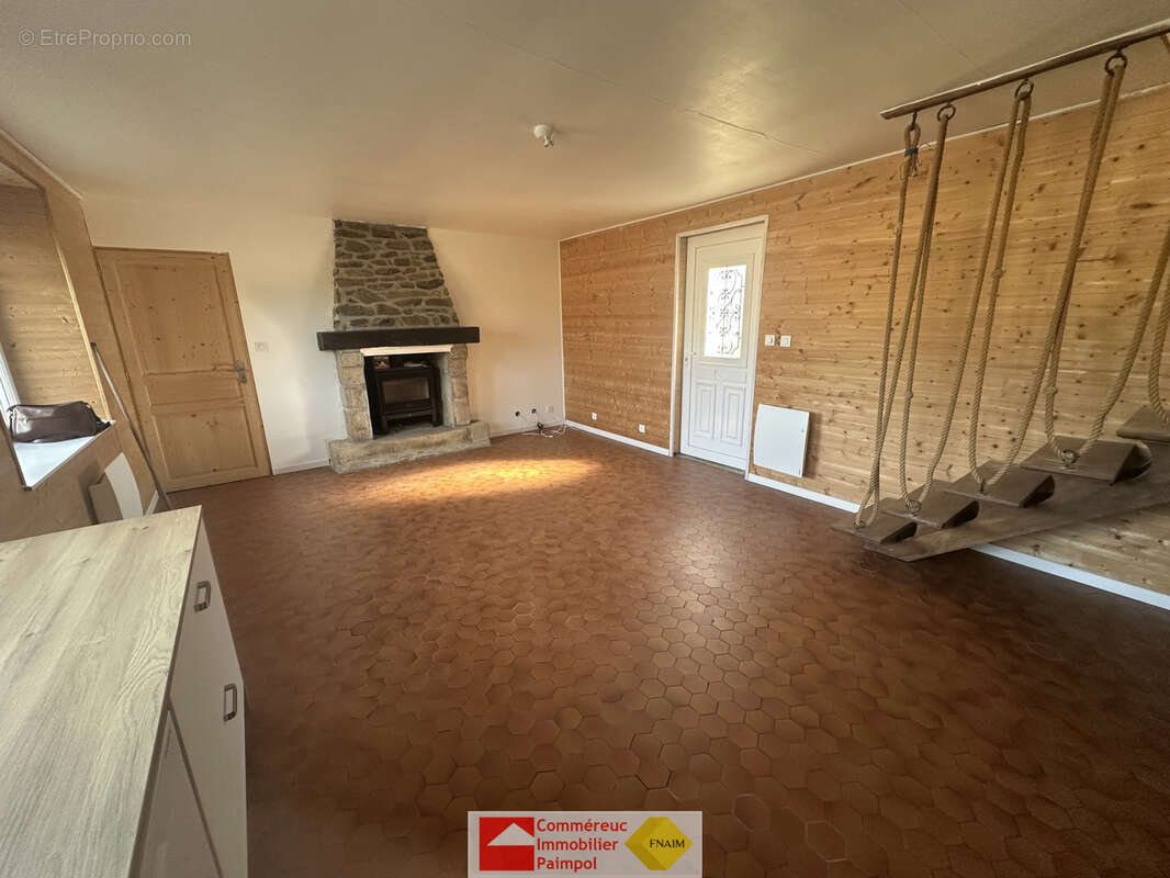 SAINT CLET, aux portes de PONTRIEUX, A VENDRE maison en pierres avec cour - photo 3