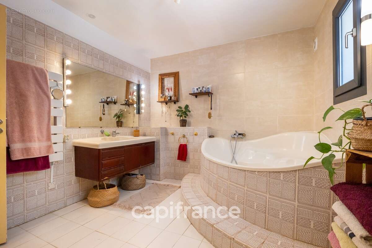 Maison à vendre 7 pièces avec T2 indépendant à Fuveau avec jardin - photo 19