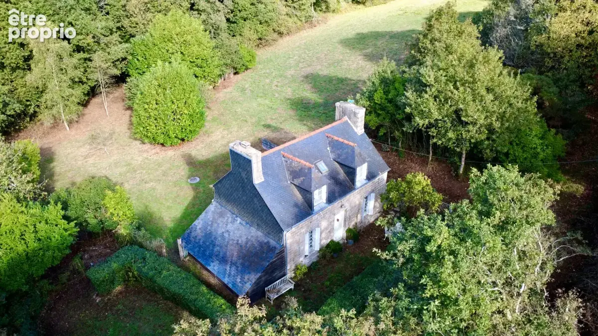 CÔTES-D'ARMOR: Bulat-Pestivien, proche Callac. Charmante maison en pierre de 2 chambres, avec garage et dépendances, sur 2,7 hec - photo 1
