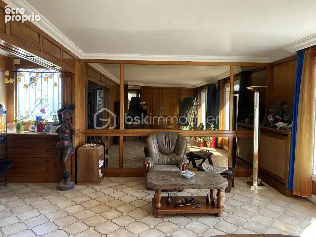 DEMEURE FAMILIALE D'EXCEPTION AU CŒUR DE COURCOURONNES Une bâtisse environ 190m2 habitable sur un écrin de verdure de 3 000 m² - photo 12