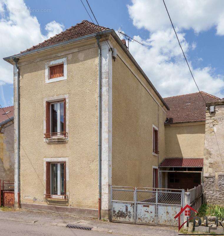 Maison de village sur 1328 m2 de terrain - photo 4