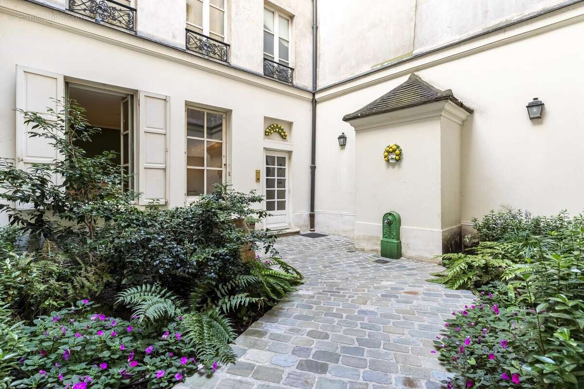 Île Saint Louis - Studio de 17 m² sur cour arborée - photo 6