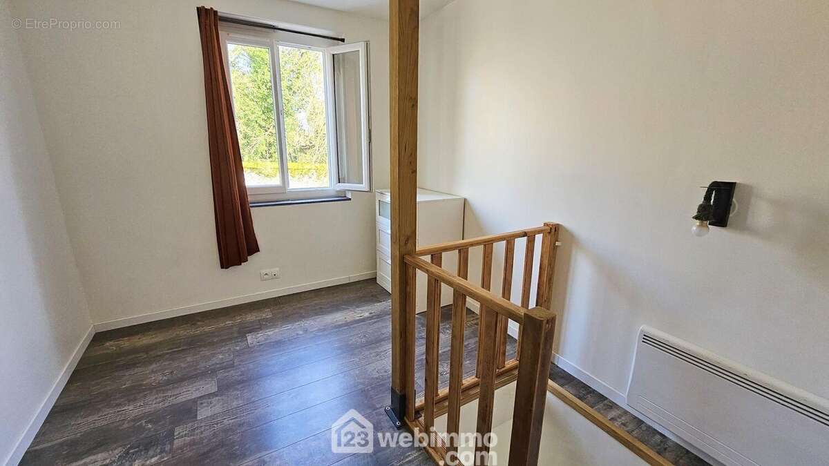 Au 1er étage, un bureau de 7 m² tout parqueté. - Maison à ECHARCON