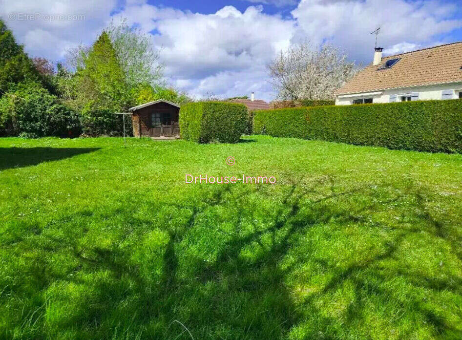 Terrain 780 m² à Saint-Sebastien-De-Morsent  - photo 2